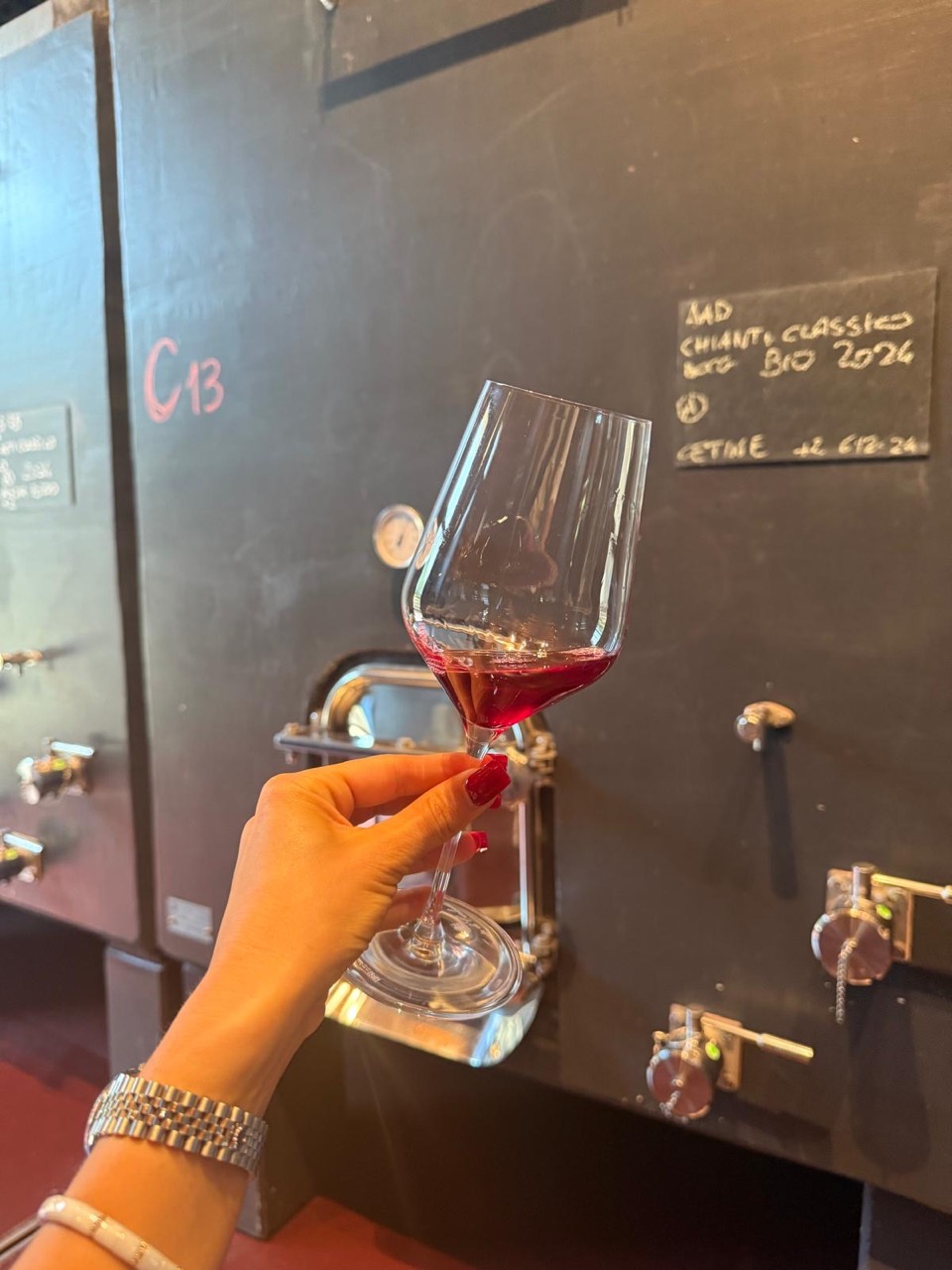 Un calice di vino rosso durante un assaggio in cantina nel Chianti.