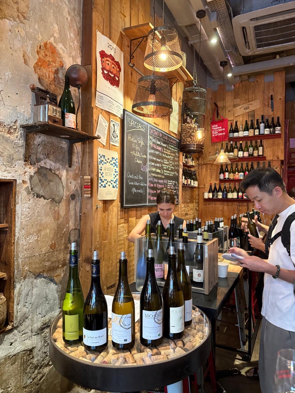 Una degustazione al banco in un locale di Hong Kong.