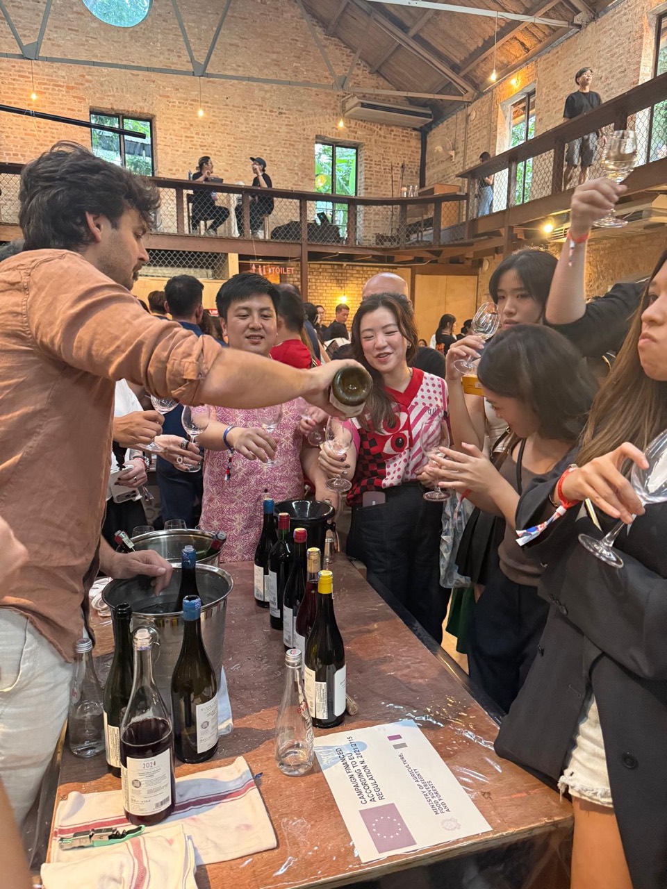 Vino versato ai visitatori durante KL Wine Fest a Kuala Lumpur.