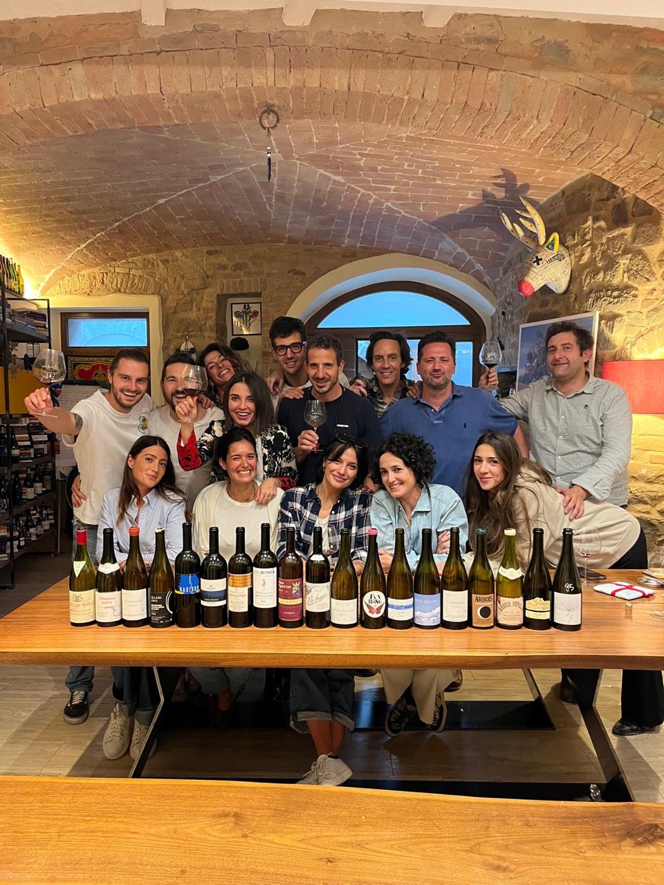 Foto di gruppo con una selezione di vini a Montalcino.