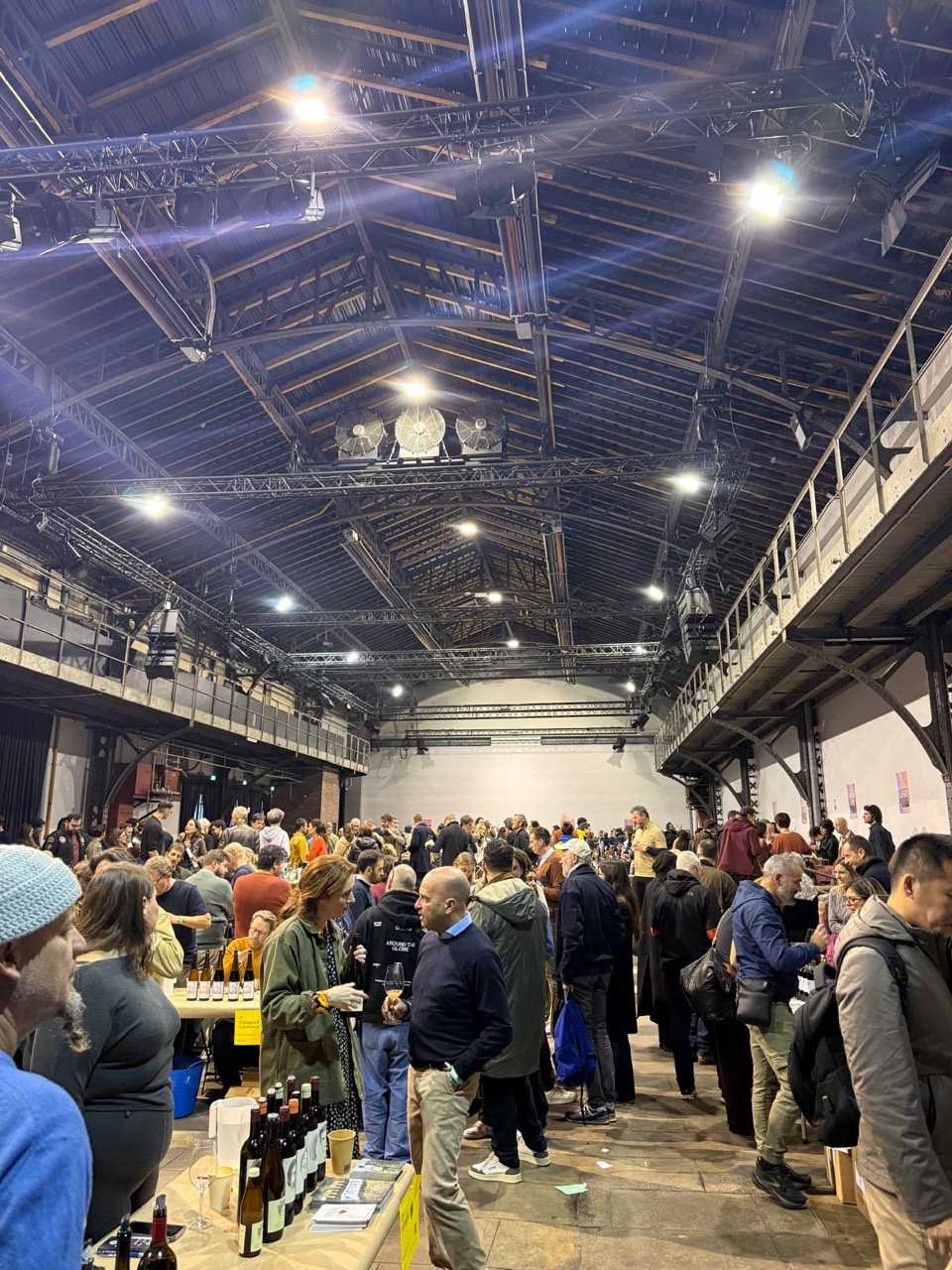 La sala della fiera RAW WINE a Parigi, con banchi e visitatori.