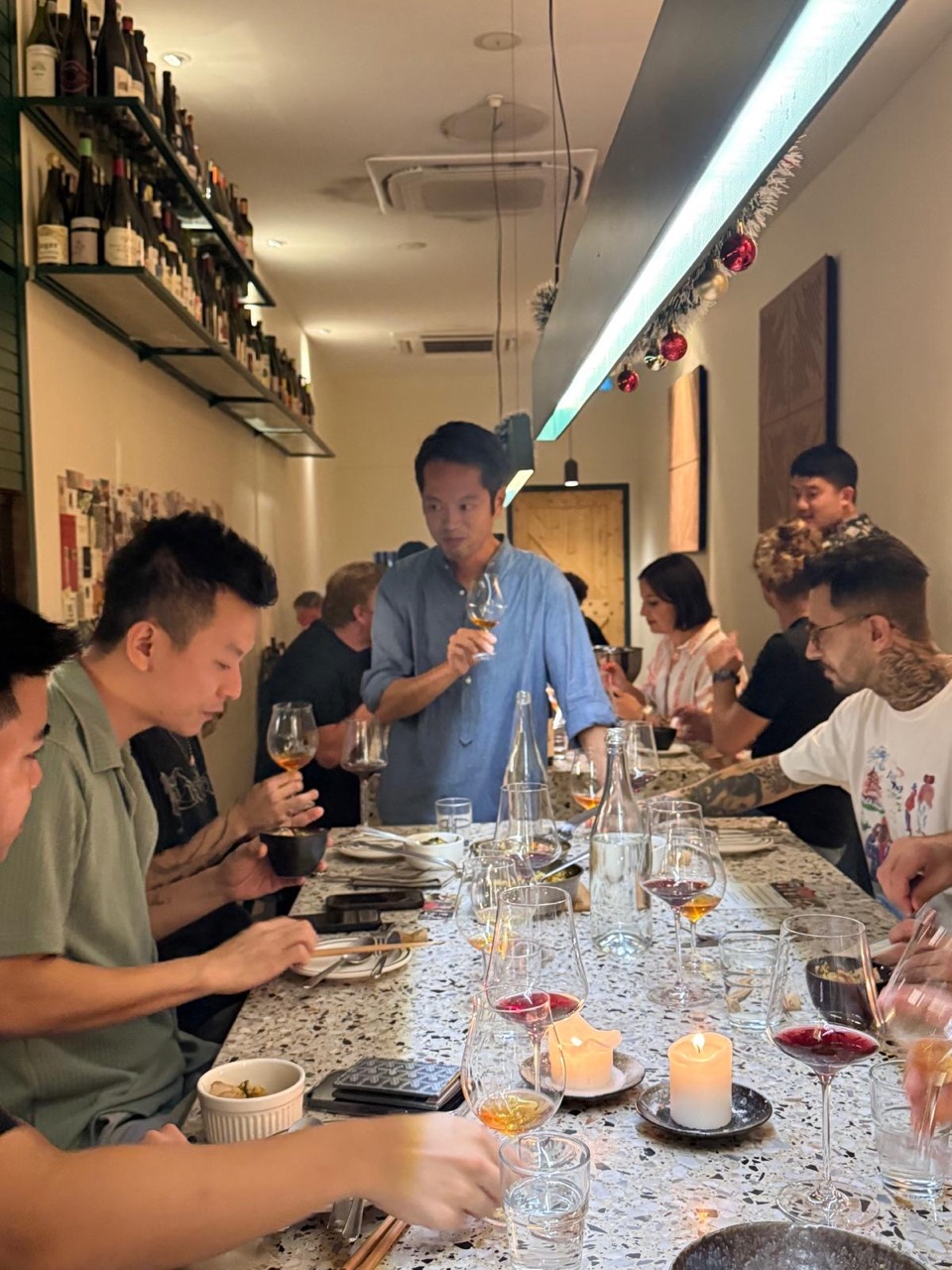 Un incontro con Shun Minowa intorno al tavolo a Kuala Lumpur.
